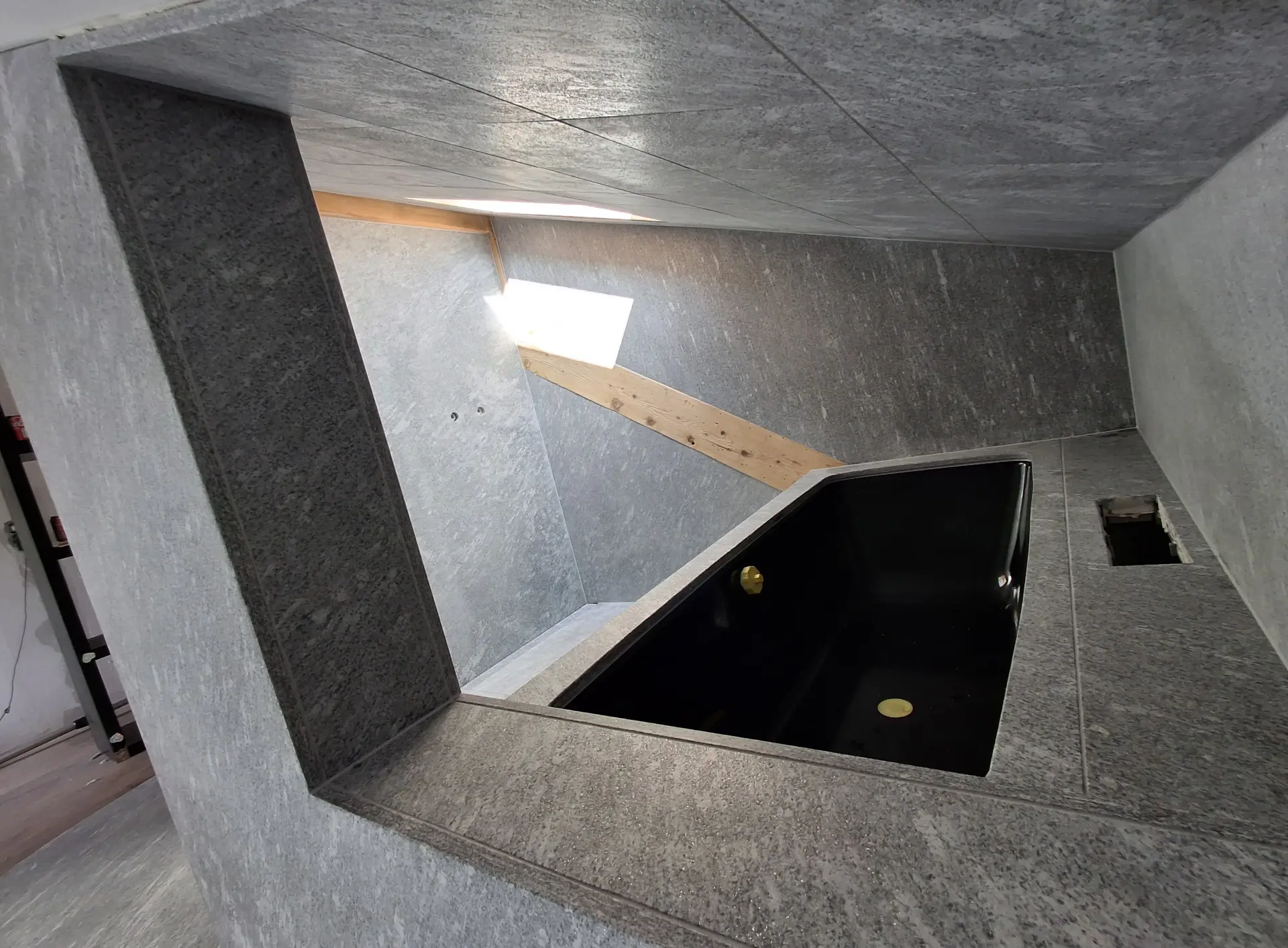 Salle de bain moderne avec baignoire noire encastrée
