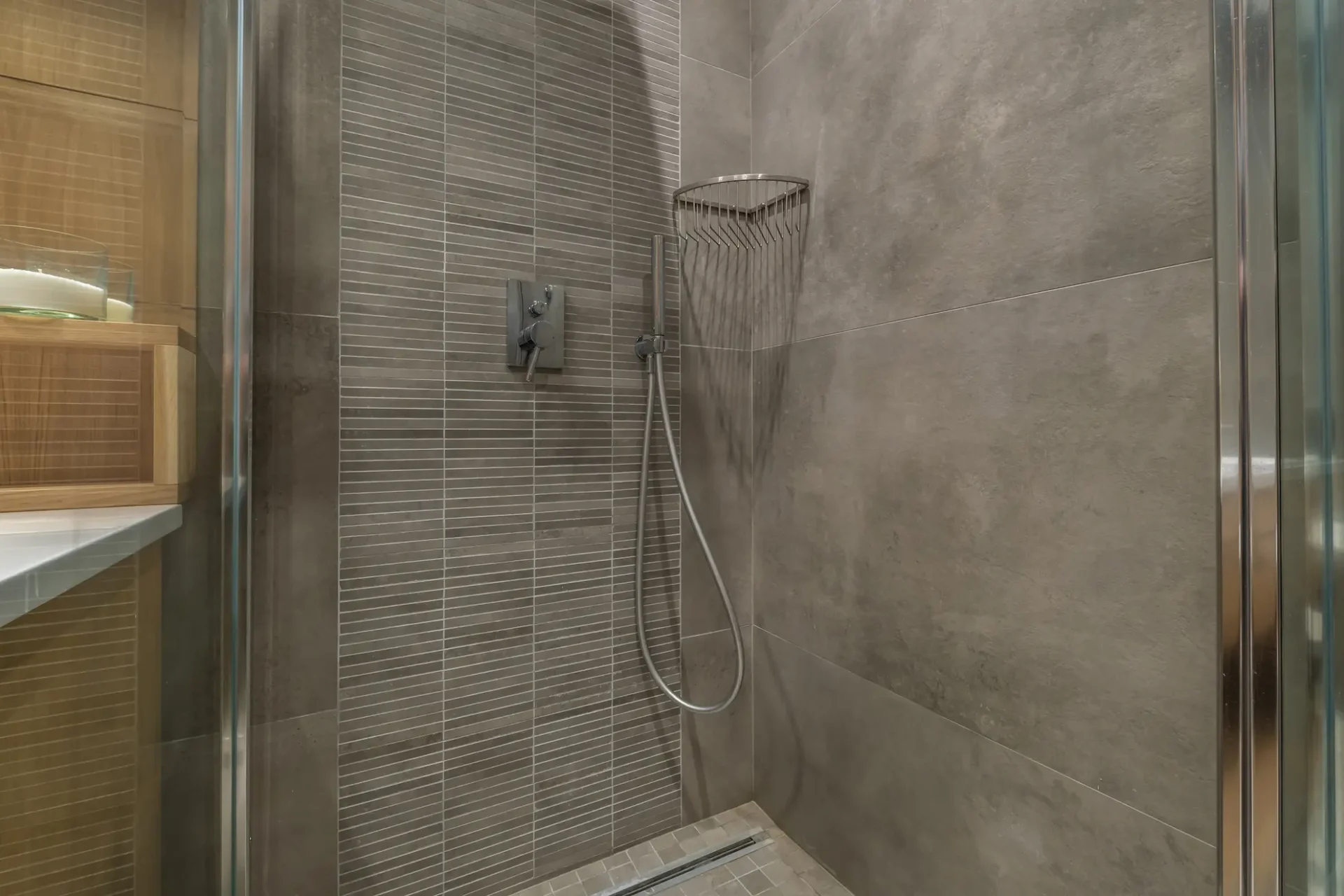 Douche moderne avec carrelage gris et pommeau mural