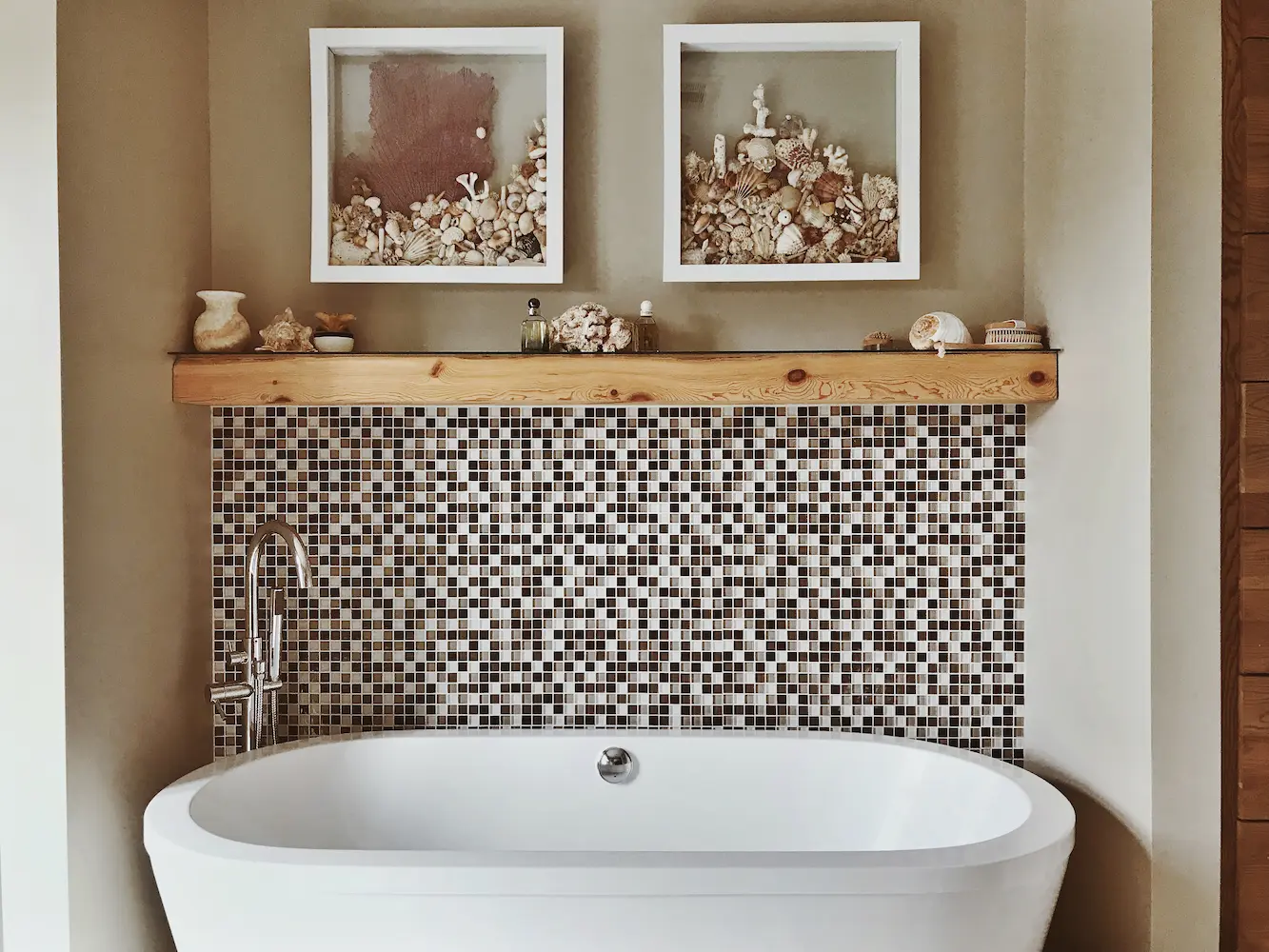 Salle de bain moderne avec baignoire et mosaïque murale